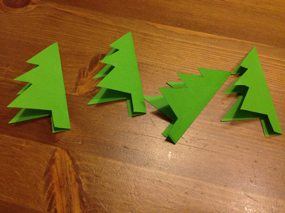 Weihnachtsbastelei für Kinder 3D-Bäumchen