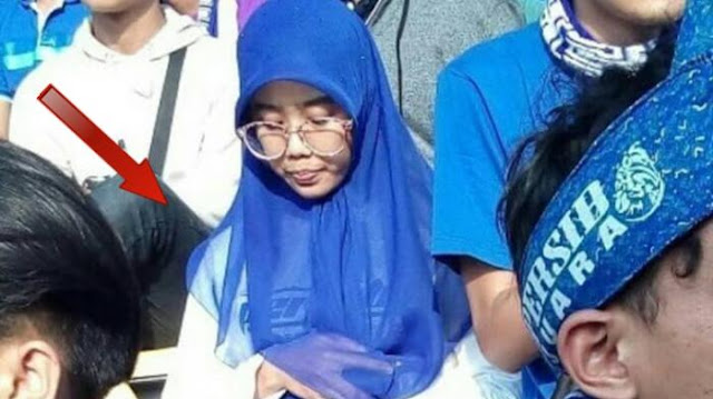 Tak Ingin Melalaikan Ibadah, Bobotoh Wanita Ini Laksanakan Shalat Ashar Di Bangku Penonton