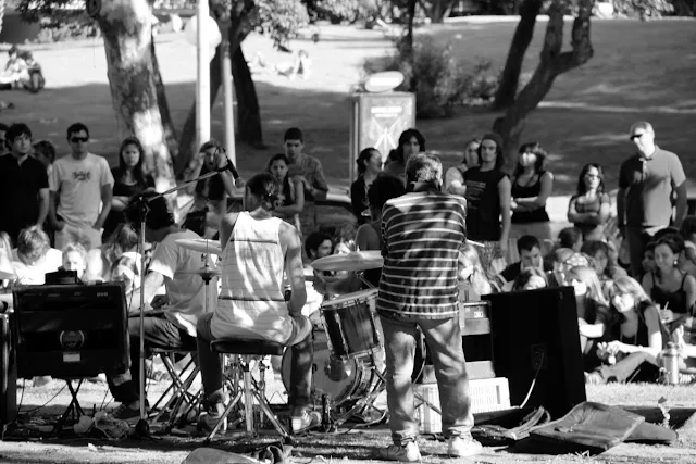 Blanco y Negro.Grupo de personas reunidas al aire libre