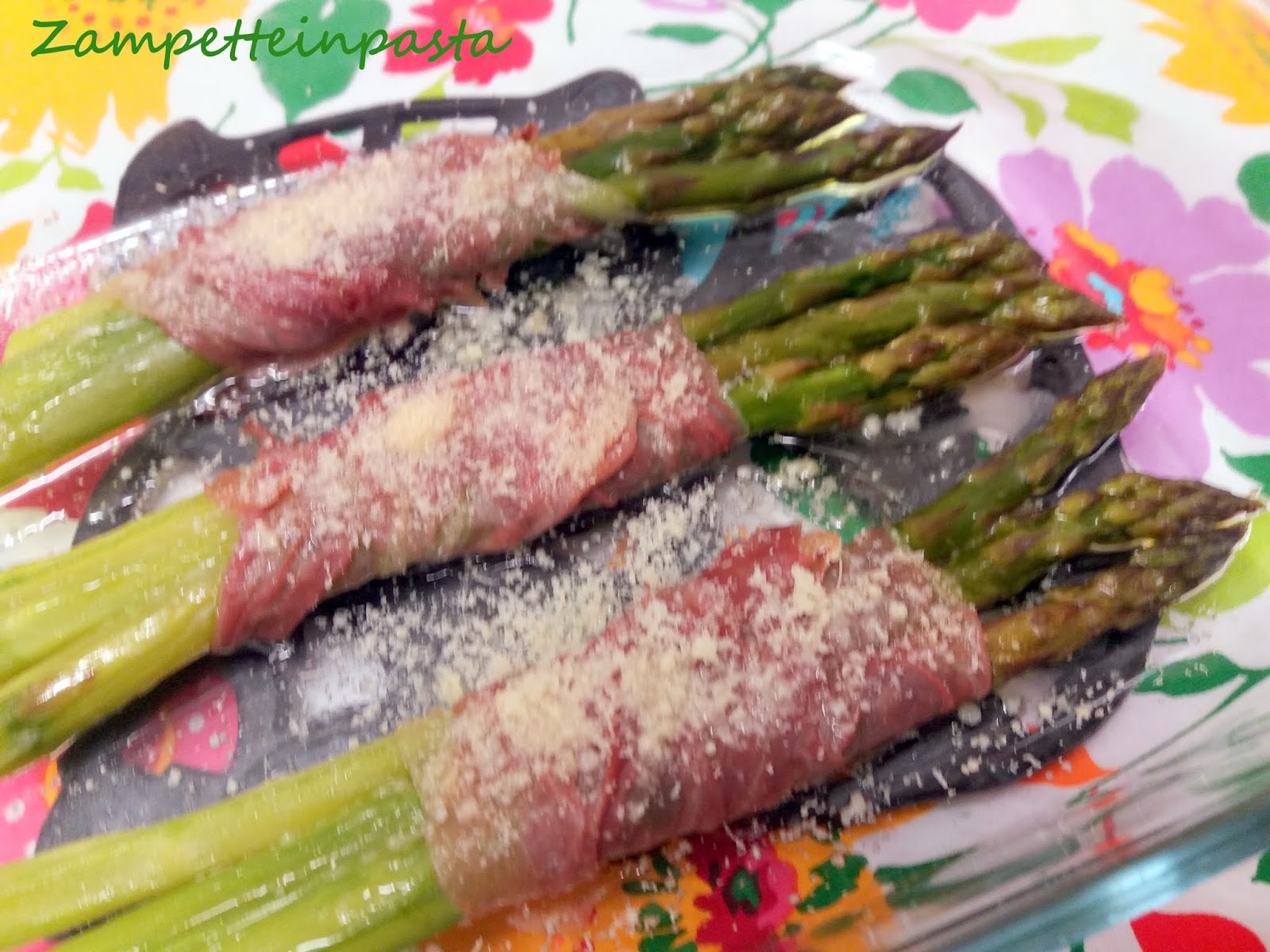 ASPARAGI VERDI CON PROSCIUTTO CRUDO E PARMIGIANO ZAMPETTE IN PASTA