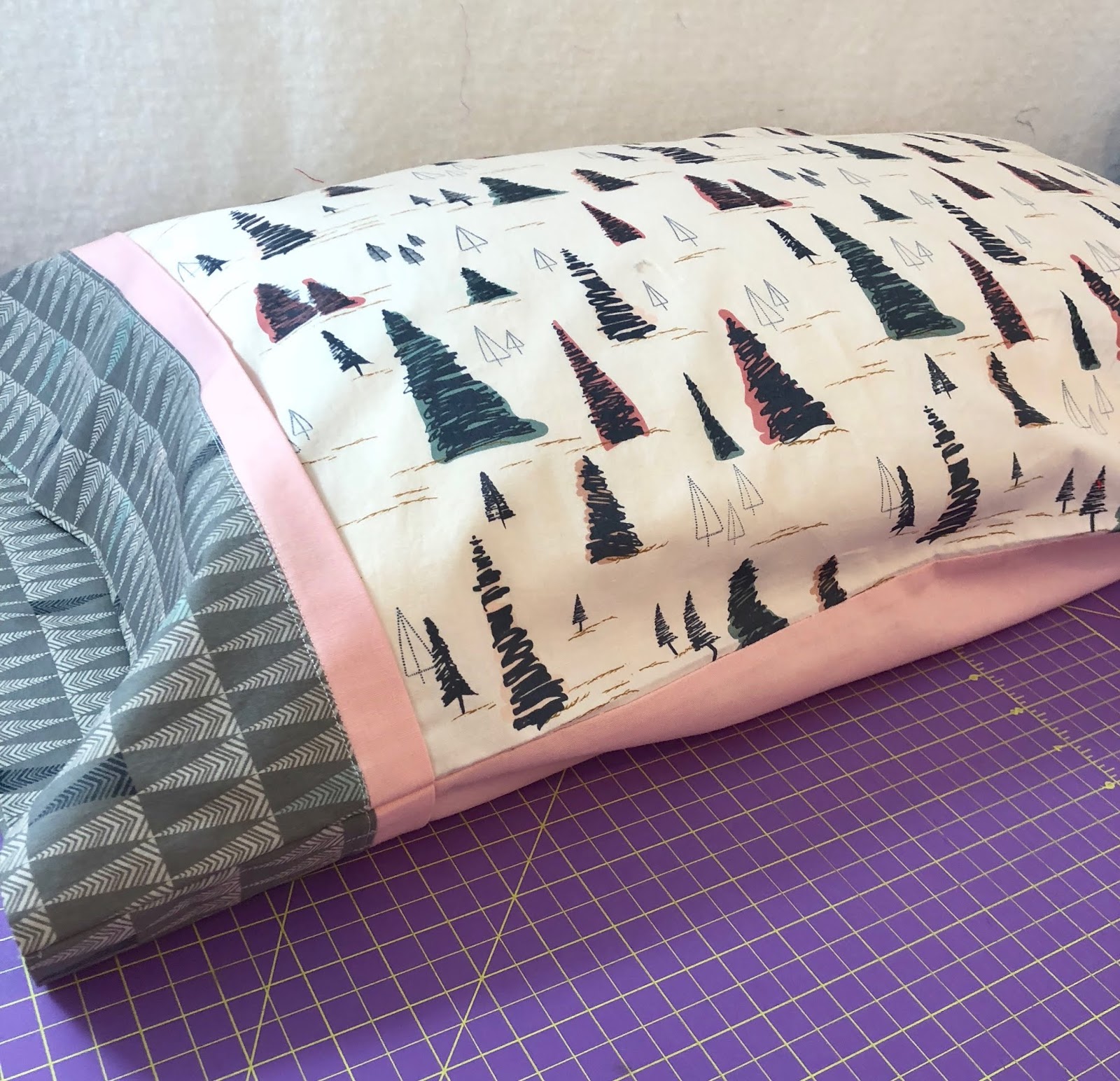 she can quilt Holiday Pillowcase Tutorial Three Styles A FAL Tutorial