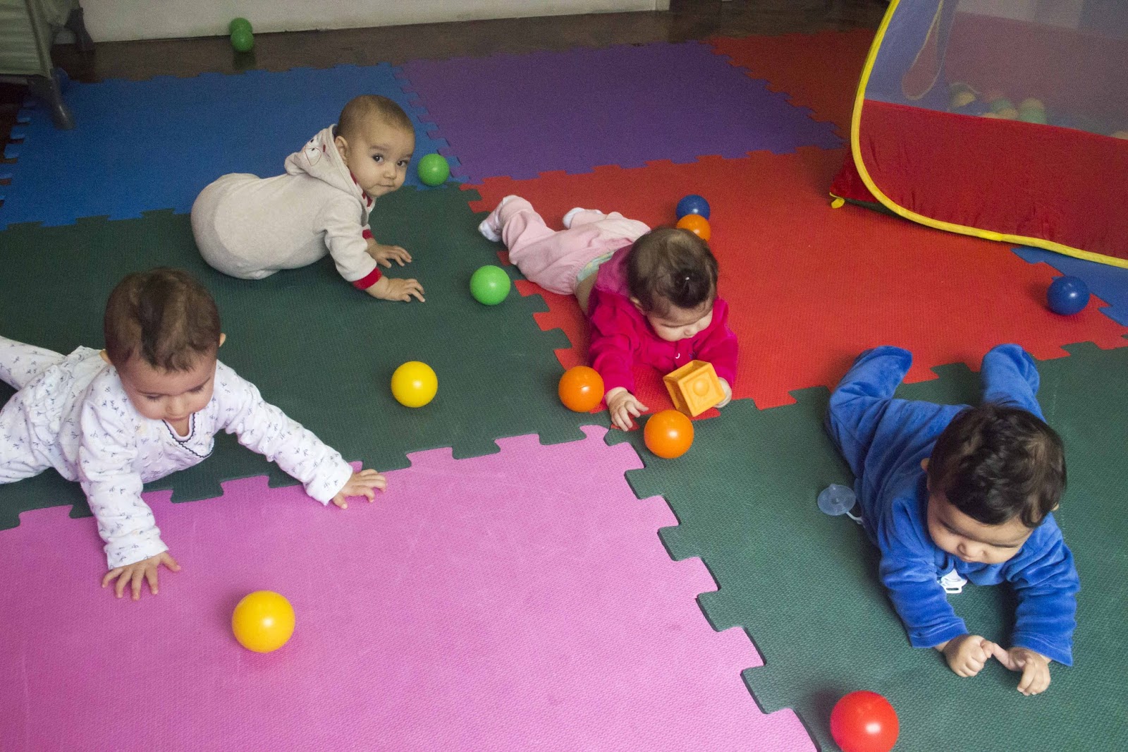 Sala De Jogos Para Crianças Com Bolas Coloridas E Uma Lâmina De
