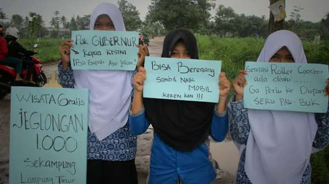 Begini Cara Cerdas Warga Lampung Sindir Pemerintah Akibat Jalanan Berlubang Begini Cara Cerdas Warga Lampung Sindir Pemerintah Akibat Jalanan Berlubang