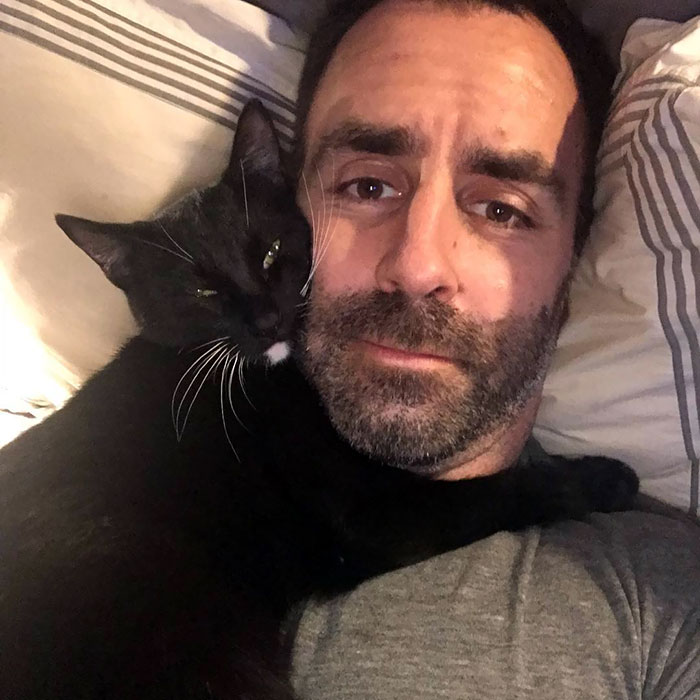 30 Adorable Pictures Of Men With Their Cats