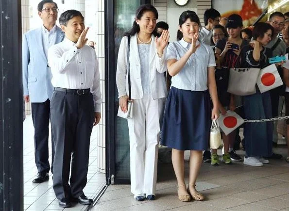 Crown Prince Naruhito, Crown Princess Masako and Princess Aiko arrived at the Izuky-Shimoda Station for holiday