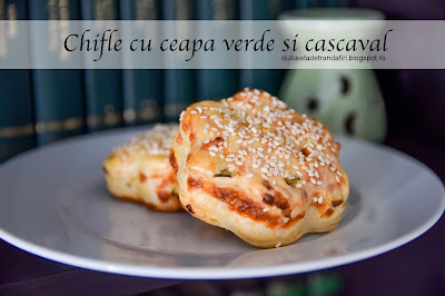 Chifle cu ceapa verde si cascaval