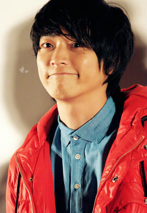 무의식적으로 나오는 강동원 귀여운 버릇.gif | 인스티즈