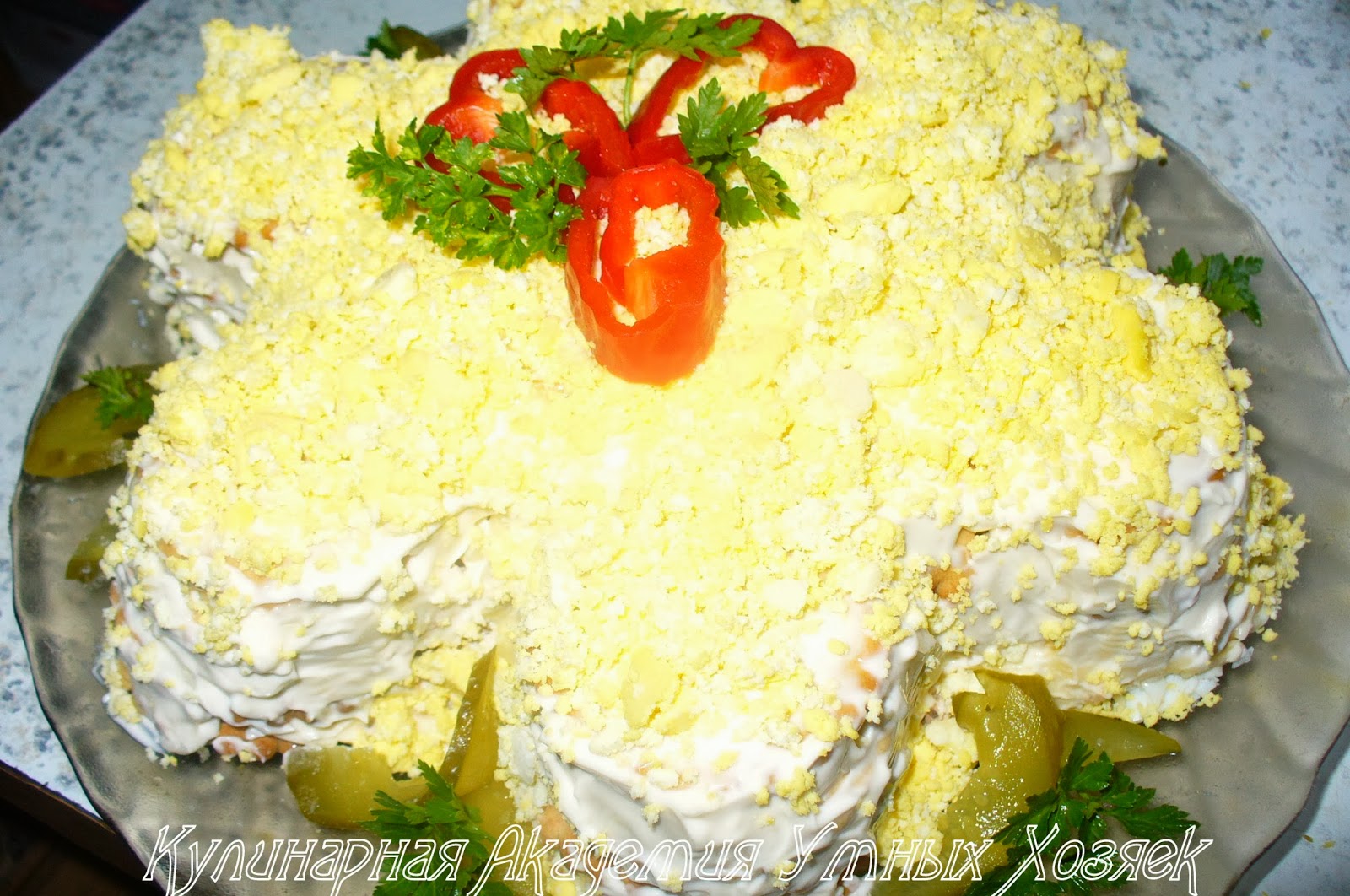 салат-торт из крекеров готовый на блюде