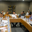 Deputi Staf Presiden Dukung Percepatan Komunisme Infrastruktur Di Sumsel Palembang, Kompassindo - Deputi I Kantor Staf Presiden, Darmawan Prasodjo mengakui dan sangat mengapresiasi semangat tinggi Pemerintah Provinsi Sumatera Selatan dalam menyelesaikan segala permasalahan mengenai pembangunan Light Rail Transit (LRT) di Palembang agar dapat selesai tepat waktu sesuai rencana. Menurutnya, selama mengurus dan memantau semua pembangunan infrastruktur di daerah se-Indonesia, pihaknya melihat hanya Pemprov Sumsel yang sangat proaktif dibanding pemerintah daerah lainnya khususnya dalam penyelesaian pembangunan bidang infrastruktur. Sebagai bentuk apresiasi tersebut, pihaknya menyatakan akan siap mendukung penuh dan siap membantu segala permasalahan yang dihadapi Pemda Provinsi Sumsel terkait pembangunan LRT di Palembang. “Apapun masalahnya, kalau sudah mentok laporkan ke kami akan kita bantu dan dukung sepenuhnya, apapun itu. Pesan saya, kepada Pemerintah Sumatera Selatan jangan ragu-ragu, maju terus menyelesaikan ini,” ungkap Darmawan Prasodjo saat menghadiri rapat penyelesaian permasalahan akses Stasiun dan akses Depo pada pembangunan LRT diselenggarakan Ditjen Perkeretaapian di Hotel Batiqa Palembang, Selasa (30/1). Lanjut Darmawan Prasodjo, kedatangannya di Palembang merupakan yang pertama kalinnya dan sangat berkesan karena sejak dari bandara disambut oleh tim yang sangat laur biasa, karena terlihat memiliki semangat yang tinggi dalam menyelesaikan permasalahan LTR di Palembang ini. “Sekali lagi terima kasih, perjuangan dilapangan sangat kami apresiasi, dan kami pantau terus ini. Nanti, kita juga buatkan memo untuk laporan ke bapak Presiden,” terangnya. Rapat yang dipimpin langsung Sekretaris Daerah Provinsi Sumatera Selatan Nasrun Umar tersebut, merupakan tindak lanjut dari surat Menteri Perhubungan tentang kebutuhan eskalator dan lift untuk keseluruhan 13 stasiun LRT di Palembang. Permasalahan yang dibahas mengenai pembebasan lahan yang masih teridentifikasi pada stasiun Asrama Haji, Polda, Telkomsel, Demang Lebar Daun dan stasiun Polresta Palembang. Sekda Provinsi Sumsel Nasrun Umar mengatakan, Pemerintah Provinsi Sumsel terus berupaya dengan cepat menyelesaikan segala permasalahan yang dihadapi agar pembangunan LRT di Palembang dapat selesai tepat waktu. Menurutnya, begitu banyak permasalahan dari awal pembanguanan LRT. Namun, berkat kerjasama semua pihak semua permasalahan bisa dilewati hingga dari seluruh bagian yang sudah diselesaikan progresnya sudah mencapai 85 persen lebih. “Pemprov Sumsel maunya pingin cepat, temen-temen di Waskita Karya pasti sudah paham dengan cara kita menyelesaikan permasalahan-permasahan yang dihadapi. Kami yakin kerjasama semua pihak akan membuat ini lebih cepat sesuai yang direncanakan,” tegasnya. Hadir dalam rapat tersebut, pimpinan proyek LRT PT. Waskita Karya, Mashudi Jauhari, serta Organisasi Perangkat Daerah (OPD) terkait dilingkungan Pemerintah Provinsi Sumsel. (fadel/rill)