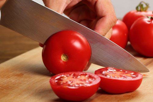 Traitement à la tomate crue Traitement à la tomate crue