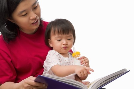 Dongeng, Bukan Sekedar Pengantar Tidur. Ini Manfaat LUAR BIASA Mendongeng untuk Anak Dongeng, Bukan Sekedar Pengantar Tidur. Ini Manfaat LUAR BIASA Mendongeng untuk Anak