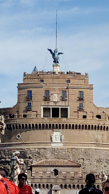 Sur cette photo le Castel Sant' Angelo a des airs de paquebot.