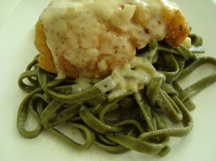 TALHARIM DE ESPINAFRE E BACALHAU COM MOLHO DE QUEIJO