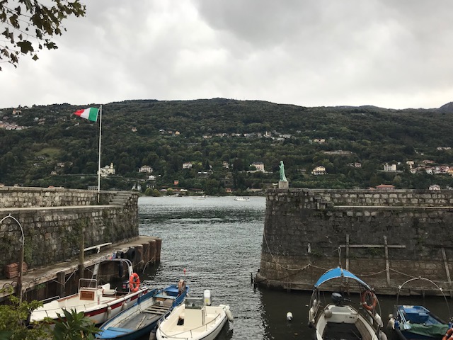 イタリアの旗がはためくペスカトーリ島の小さな入り江