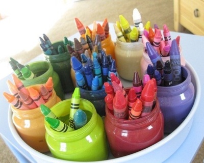 Mudah sekali untuk membuat tempat crayon ini, cukup cat toples dengan berbagai warna yang menarik.