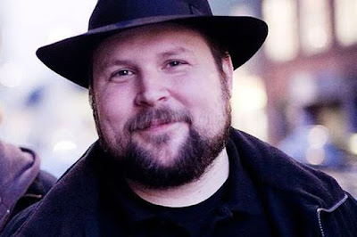 Sejarah Minecraft Sejarah Minecraft Minecraft adalah permainan bak pasir yang diciptakan oleh Mojang yang dipimpin oleh Markus 'Notch' Persson dari Swedia. Setelah Notch pergi, pada tahun 2011 Jens 'Jeb' Bergensten mengambil alih kendali Minecraft sebagai pemimpin Mojang. Minecraft difokuskan pada kreativitas danpembangunan, yang memungkinkan pemain untuk membangun konstruksi dari kubus bertekstur dalam dunia 3D. Alur permainan dalam rilis komersial memiliki 4 mode: Survival, yang mengharuskan pemain untuk mendapatkan sumber daya sendiri dan memiliki poin nyawa dan lapar, masing-masing 20. Hardcore, sama seperti survival, hanya saja tingkat kesulitan terkunci pada pengaturan paling sulit dan tidak dapat hidup kembali, memaksa pemain untuk menghapus dunianya setelah mati. Creative, di mana pemain memiliki sumber daya yang tak terbatas, kemampuan untuk terbang, dan tidak ada poin nyawa maupunlapar. Mode Penonton (Spectator), di mana pemain tidak berbenturan dengan blok, dan mampu melihat, namun tidak berinteraksi dengan blok. Versi klasik juga tersedia secara gratis, meski sudah tidak dikembangkan lagi. Mode Creative menyerupai klasik, tetapi dengan lebih banyak fitur. Pada mulanya, Minecraft dirilis dalam versiAlpha pada tanggal 17 Mei 2009, dan versiBeta pada tanggal 20 Desember 2010. Sebuah versi untuk Android dirilis pada tanggal 7 Oktober 2011, dan versi Mac