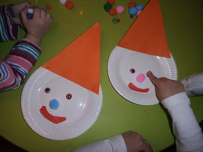 κλόουν από χάρτινα πιάτα