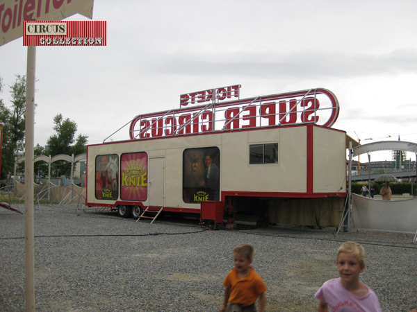 remorque de semi abritant la caisse du Zirkus Charles Knie 