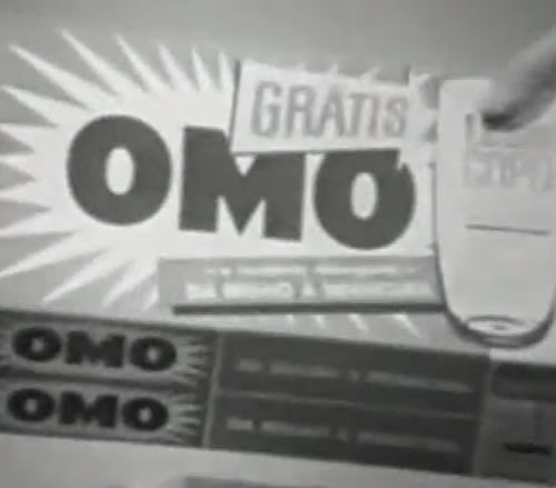 Propaganda do Sabão em Pó OMO nos anos 60: copo plástico de brinde na promoção.