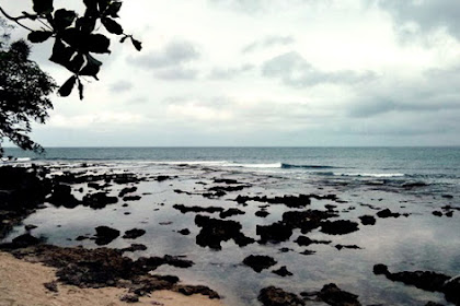 Rancabuaya, Pantai dengan Hamparan Batu Karang 