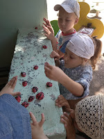 діти показують свої поробки з мушлі