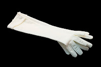Unos guantes sencillos confeccionados con un buen tejidos son un adorno perfecto