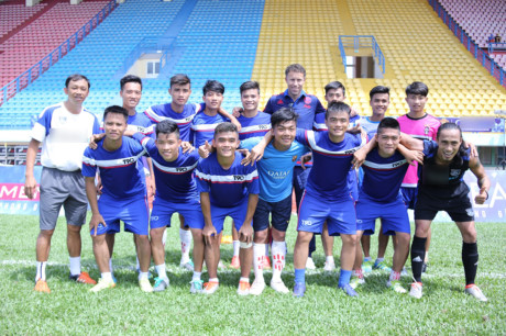 Pham Anh Khoa ghi ban vao luoi danh thu Dwight Yorke - Anh 4