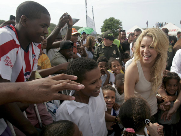 Shakira é cercada por crianças em visita a escola na Colômbia