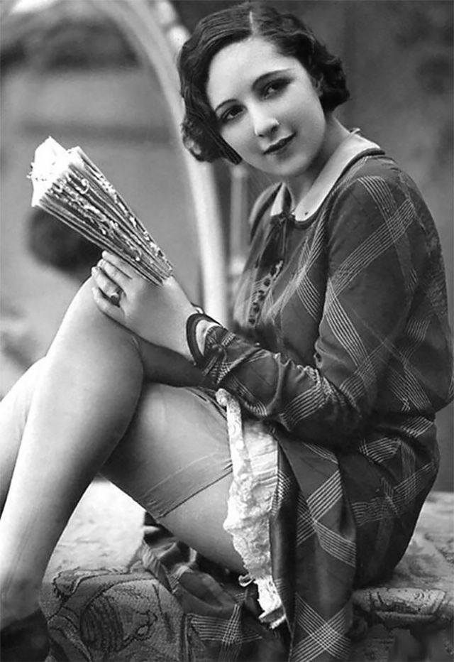 640px x 932px - When 1920s Flappers' Stocking Postcards Were Considered ...