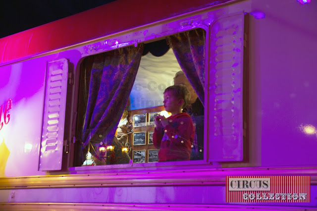 fenêtre de la roulotte bistrot du cirque bouglione 