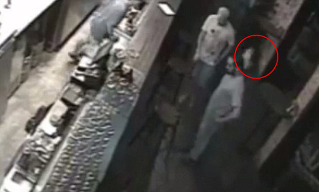 Video hantu anak kecil kerekam CCTV