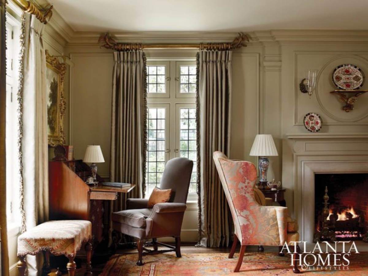 Eye For Design Decorating With The Wingback Chair It S Trendy Wingback Chairs Graced The Hearths Of Many Colonial Homes This One Features Another Por Leg Style Chippendale