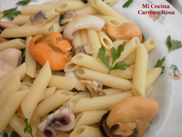 Macarrones jibia, almejas mejillones salsa cebolla vino blanco