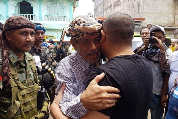 3 ABK Indonesia (WNI) Dibebaskan Kelompok Abu Sayyaf Hari ini, Bapak Pakai Sorban ini Di Puji Siapa Dia ?? 3 ABK Indonesia (WNI) Dibebaskan Kelompok Abu Sayyaf Hari ini, Bapak Pakai Sorban ini Di Puji Siapa Dia ??