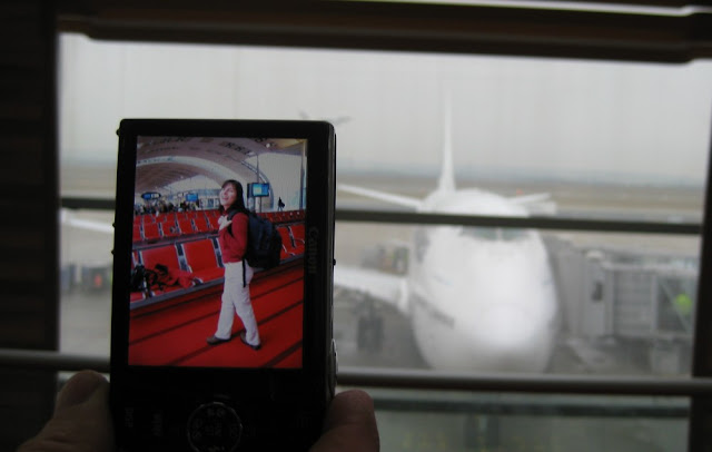 Flughafen Paris-Charles-de-Gaulle mit unserem Jumbo im Hintergrund Flughafen Paris-Charles-de-Gaulle mit unserem Jumbo im Hintergrund