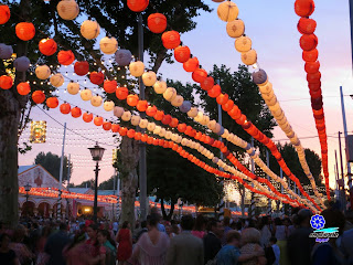 Feria de Sevilla 2014 Los farolillos se iluminan y el aire refresca
