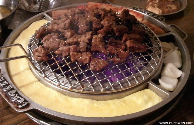 Carne a la brasa en el restaurante de Kang Ho-dong