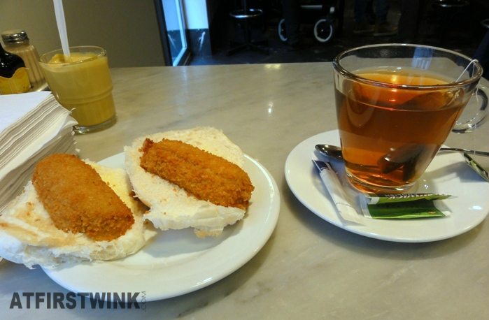 Broodje kroket + thee bij Eetsalon van Dobben