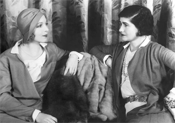 Gabrielle Coco Chanel ed Ina Claire 1931 - Tutt'Art@