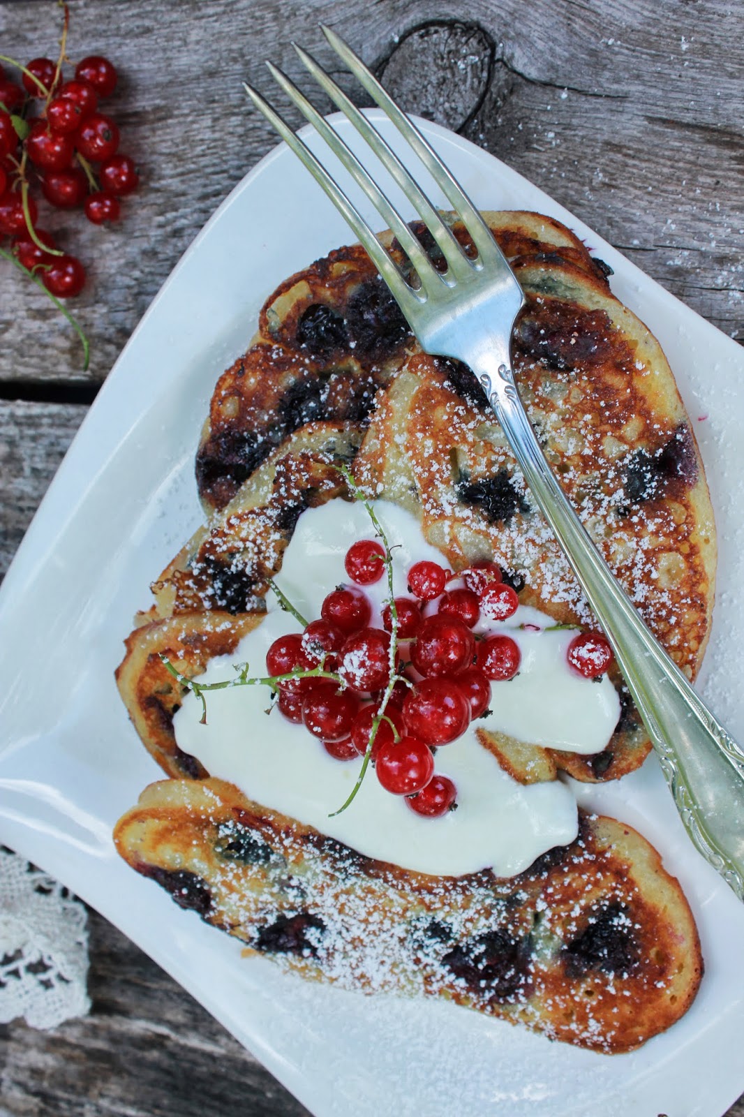 Pancakes z owocami i jogurtem