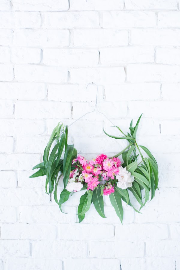 Guirnalda de flores con percha diy