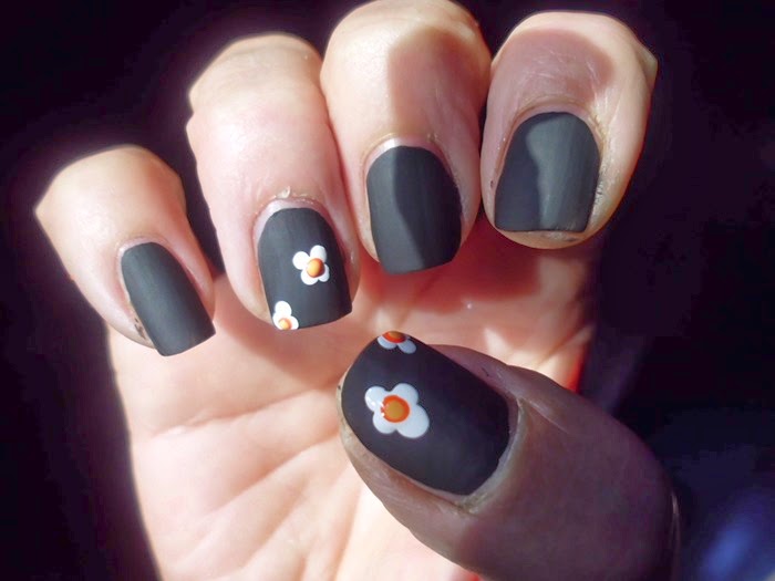 manicura negra mate con flores