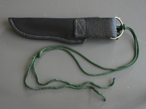 Een belt sheath met een D-ring en een stuk paracord wordt een neck sheath.