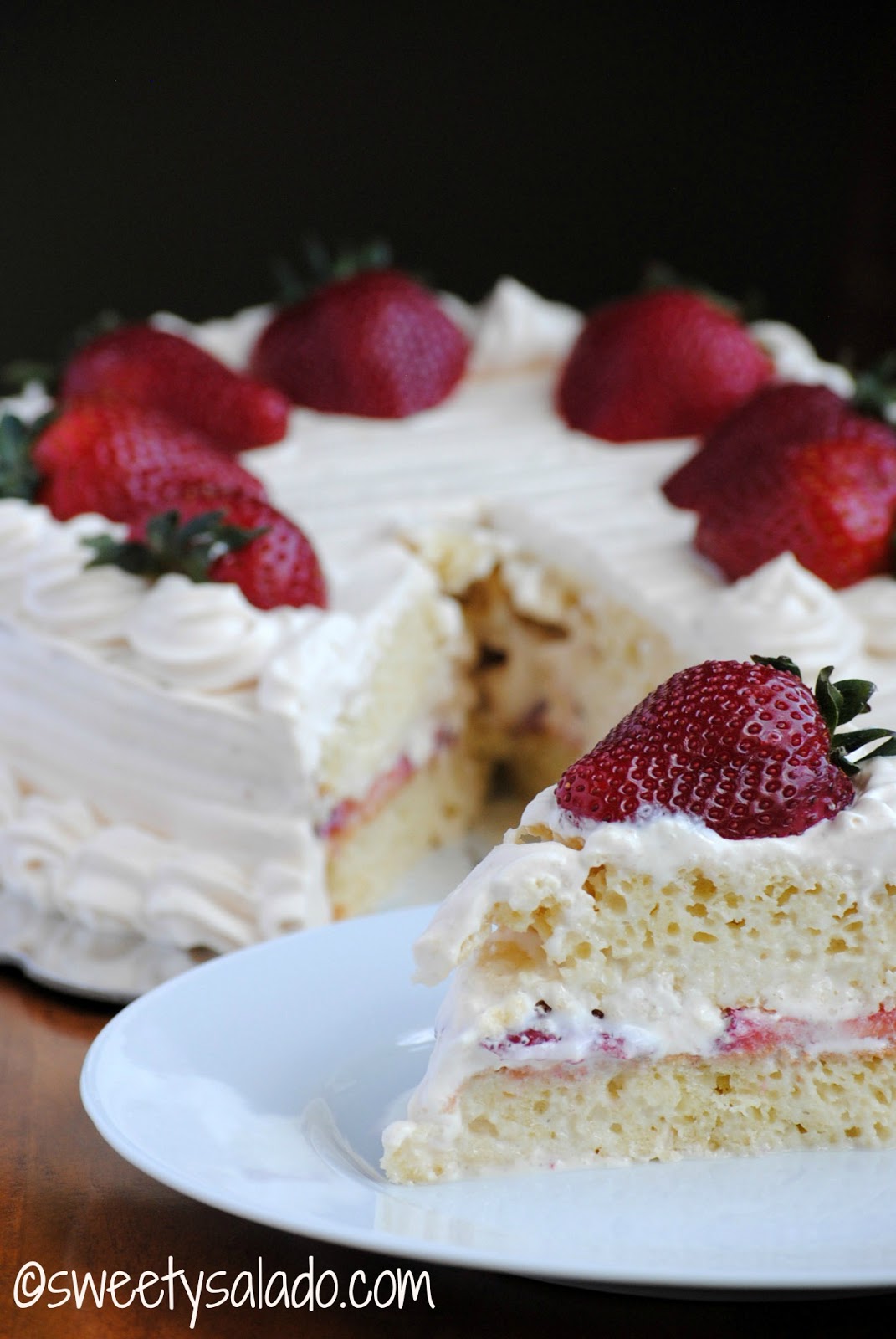 Torta De Tres Leches Con Crema Chantilly De Arequipe