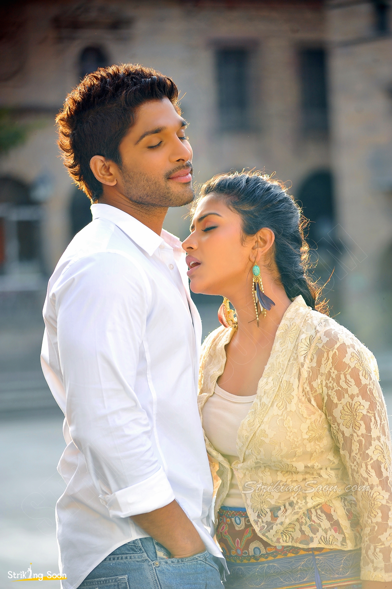 Strikingsoon Com Allu Arjun Amala Paul Iddarammayilatho New Stills