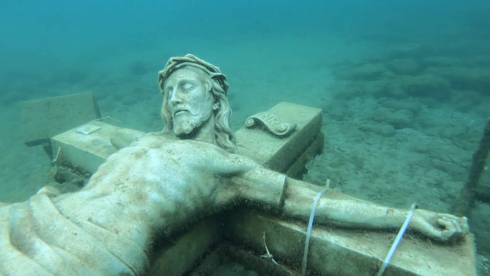 Человек без дна. Статуя Христос из бездны. Статуя Иисуса на дне озера Мичиган. Скульптуры на дне. Подводный Иисус.