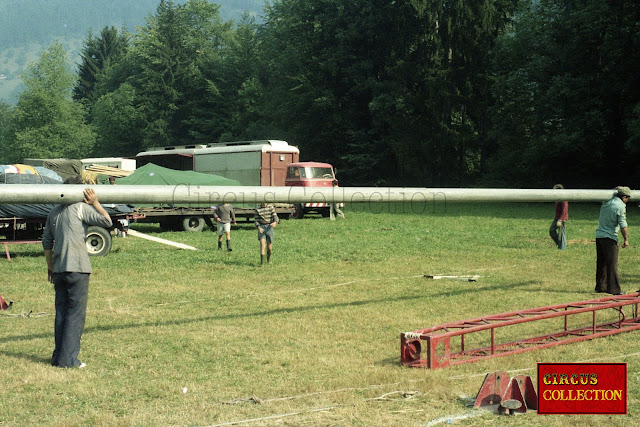 Le cirque Amar arrive à Morzine  1976 Photo Hubert Tièche.  Collection Philippe Ros 