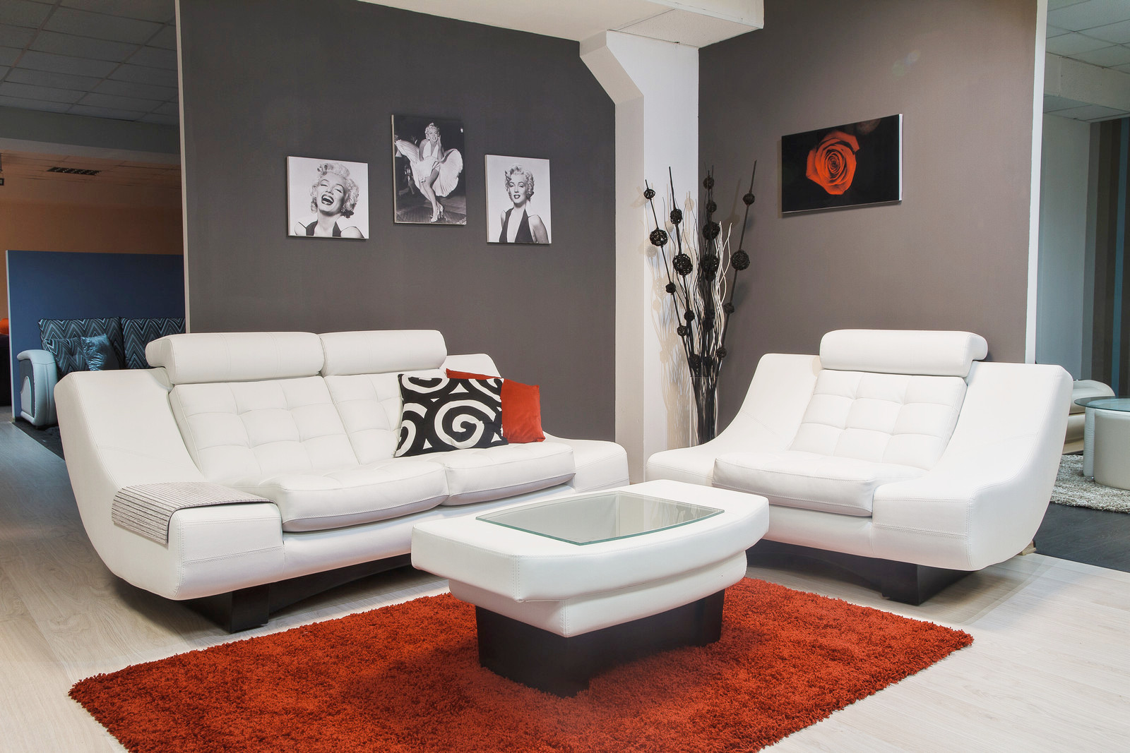 Огромный диван в гостиную. Диван в гостиную. Диван современный минимализм. Диван satis new zealand. Мягкая мебель для гостиной.