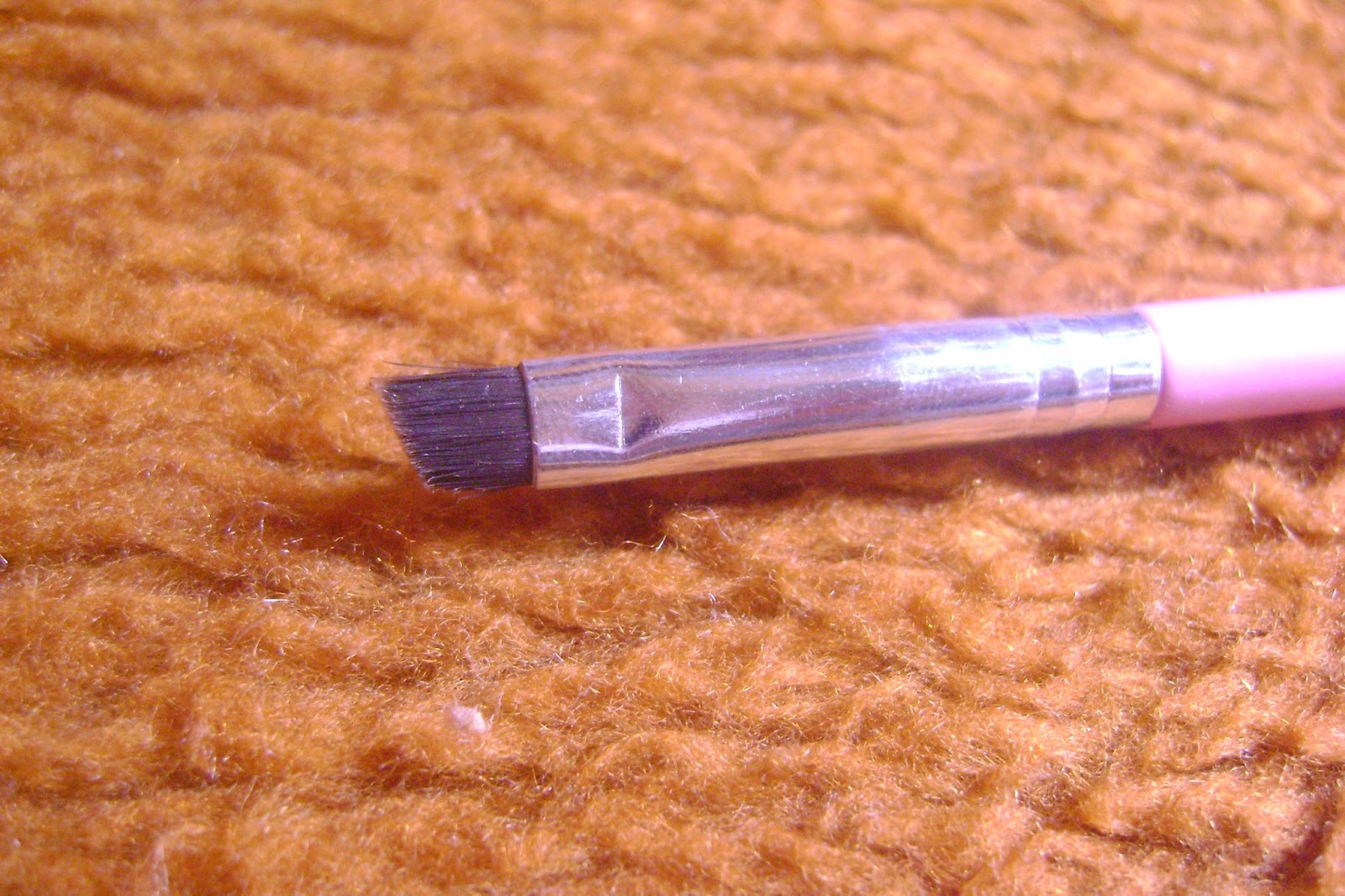 LeLaLi Beauty Stuff Emily Foundation i Angled Eyeliner Brush