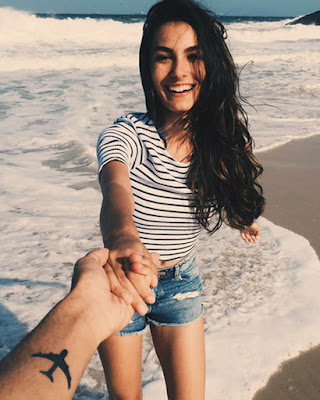 pose de pareja tomadas de la mano en la playa tumblr
